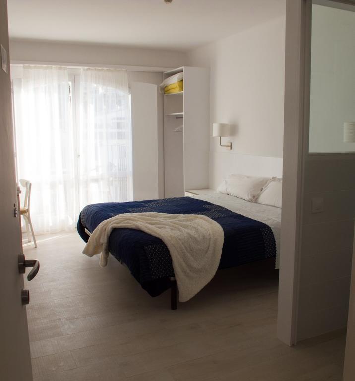Habitación Doble Deluxe con balcón y vistas parciales al mar