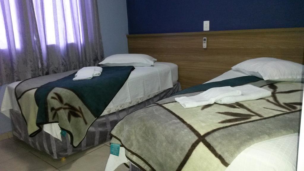 Quarto Pequeno com 2 Camas de Solteiro