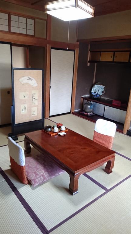 Chambre Triple de Style Japonais avec Salle de Bains et Toilettes Communes