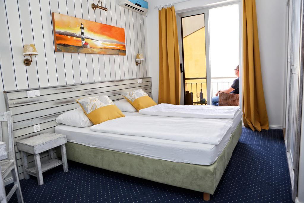 Doppel-/Zweibettzimmer mit Balkon