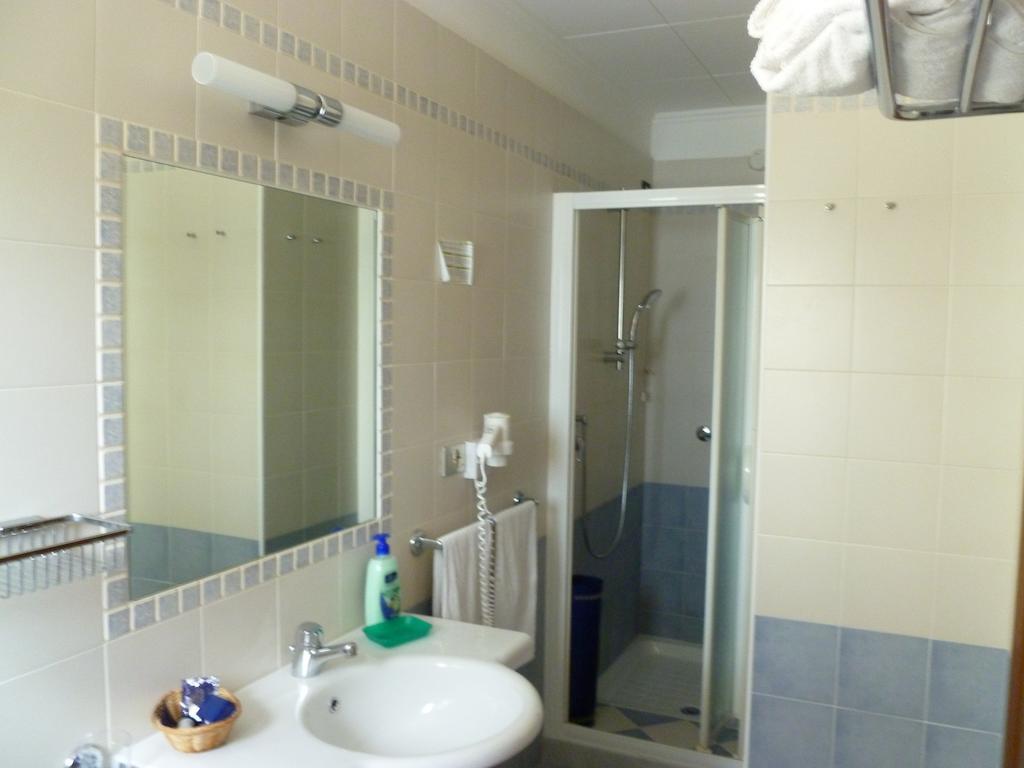 Doppel-/Zweibettzimmer mit Stadtblick