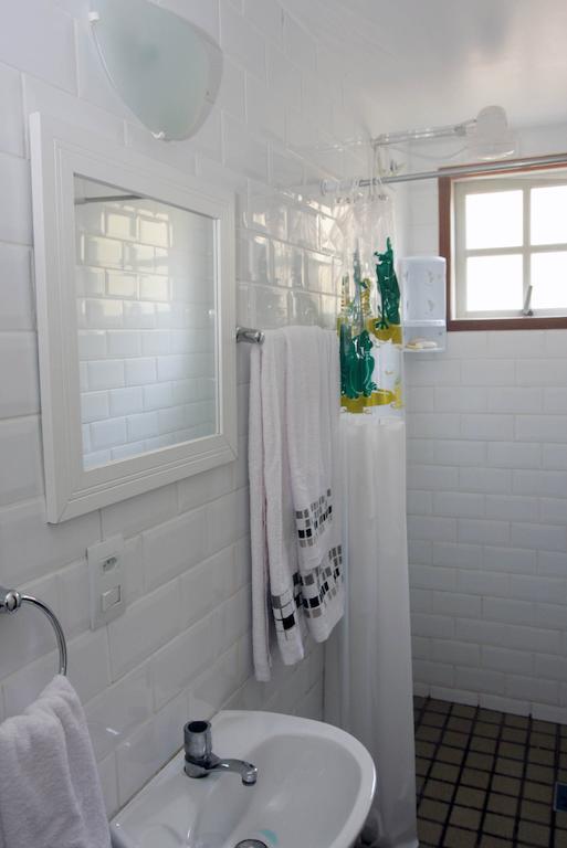 Quarto com 2 Camas de Solteiro e Banheiro Privativo