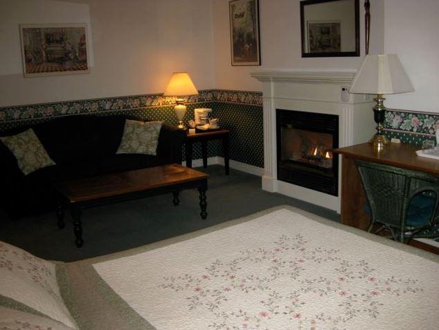 Superior Queen Room Fireplace,246826665:JPEG