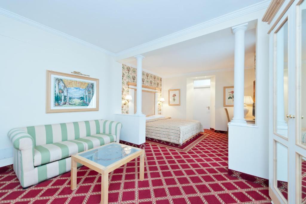 Zimmer mit Queensize-Bett und Poolblick