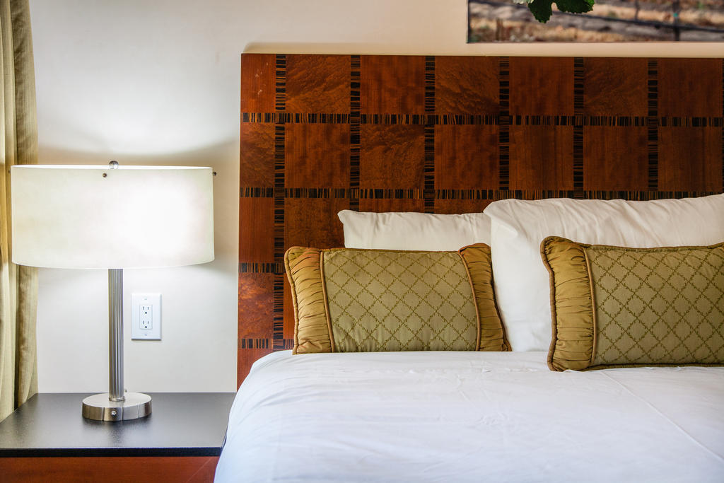 Zimmer mit Kingsize-Bett und Balkon