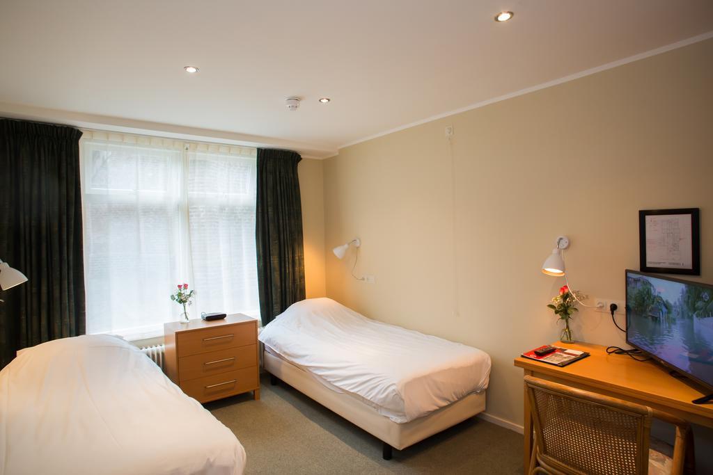 Kleine Tweepersoonskamer met 1 of 2 Bedden - Begane Grond