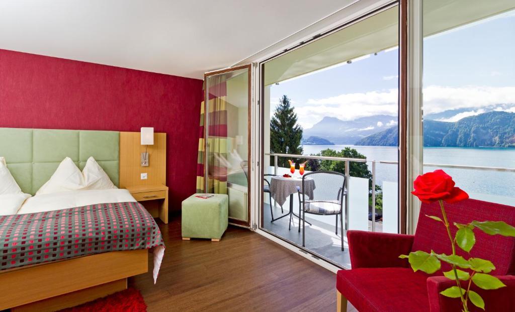 Superior Doppelzimmer mit Seeblick und einem Balkon.