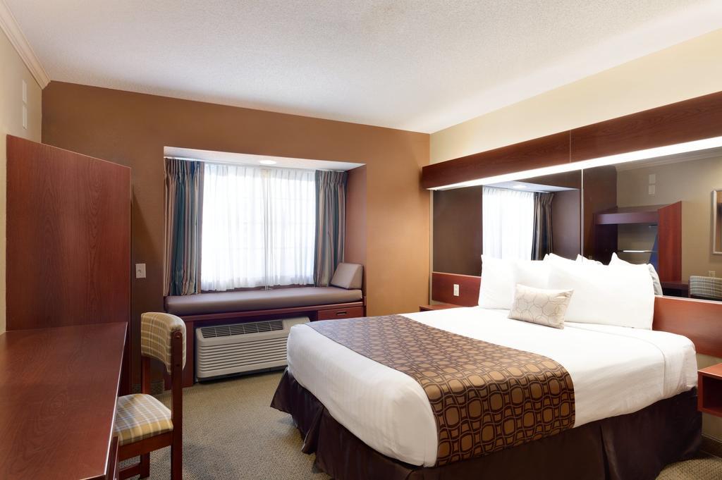 Queen Room - Disability Access - Non-Smoking