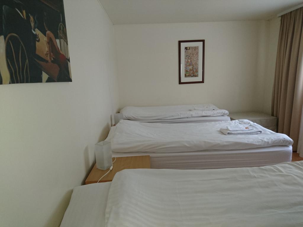 Deze driepersoonskamer heeft een gedeelde badkamer.
