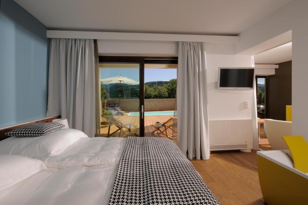 Suite Deluxe con Vasca Idromassaggio e Piscina Piccola