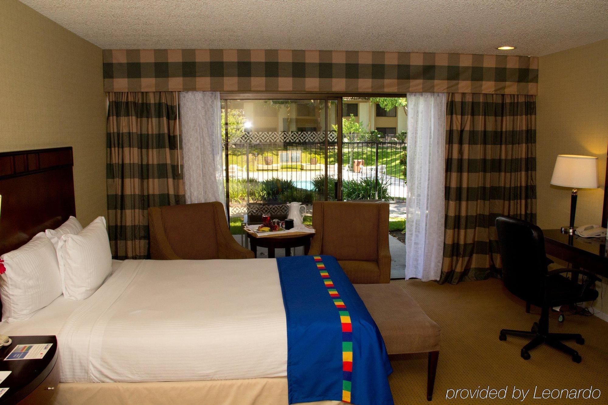 Deluxe Suite with Parlor