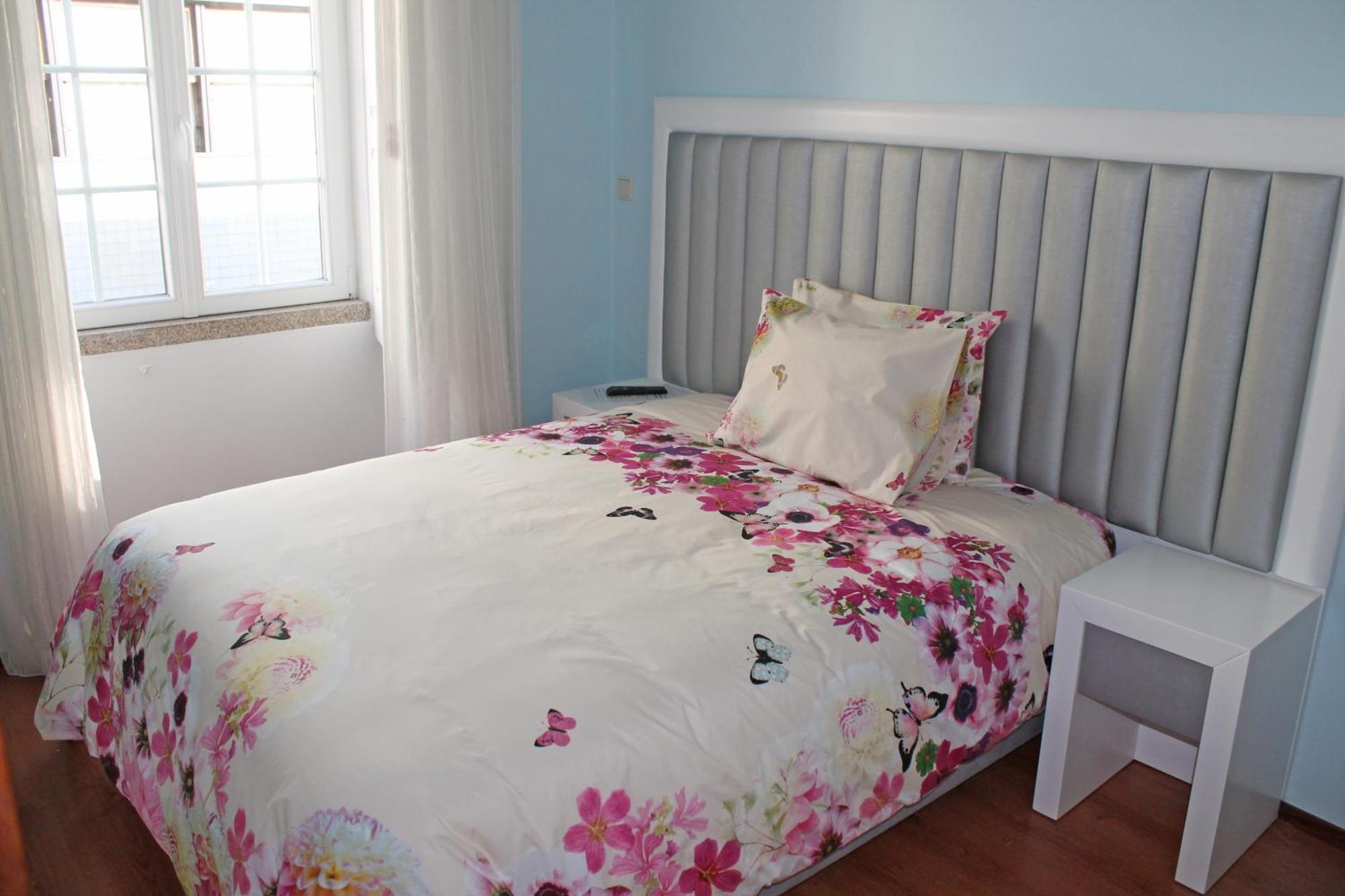 Quarto com Cama de Casal ou 2 de Solteiro e Banheiro Compartilhado