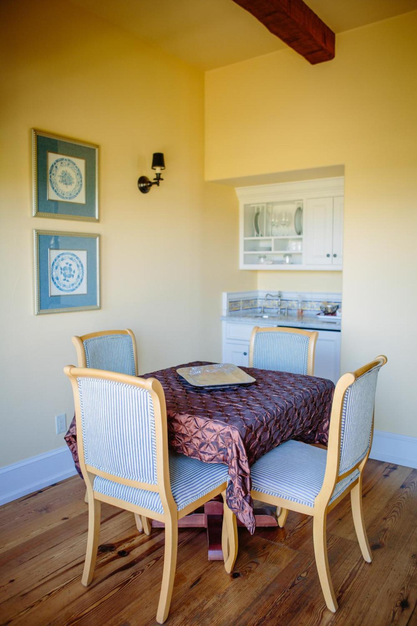 Deluxe Queen Suite