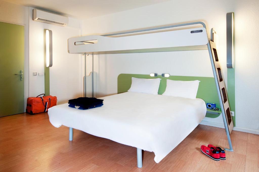 Chambre Triple avec 1 Lit Double et 1 Lit Superposé
