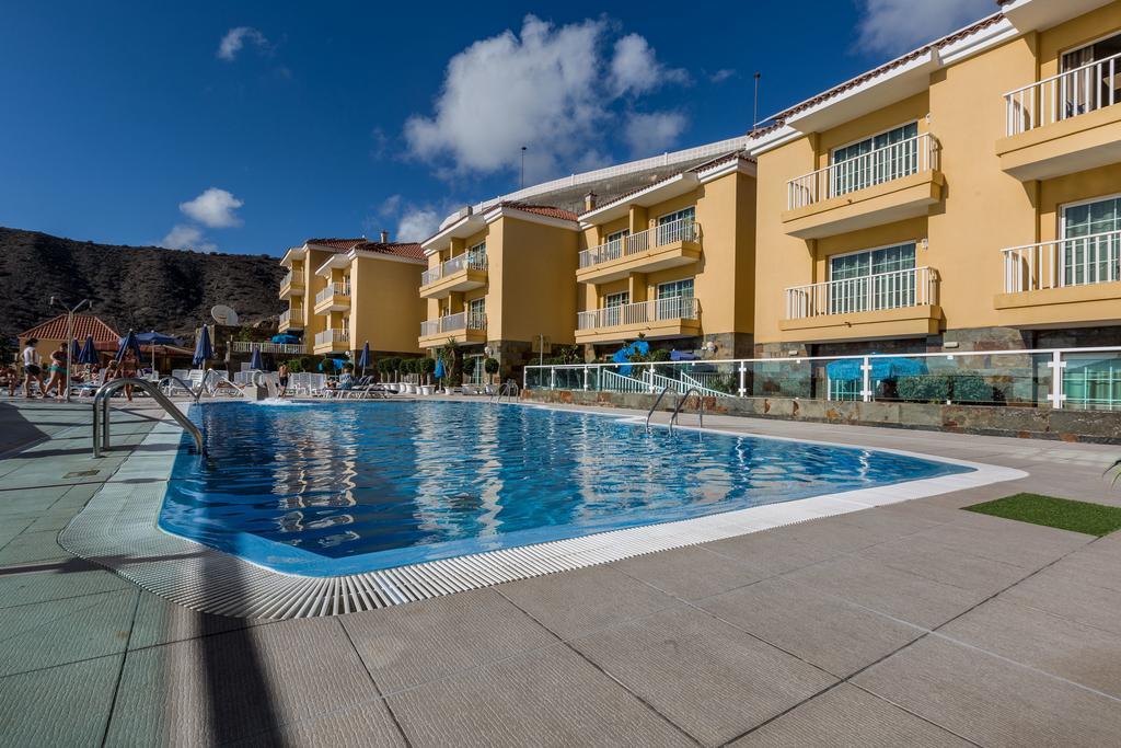Apartamento con balcón y vistas a la piscina