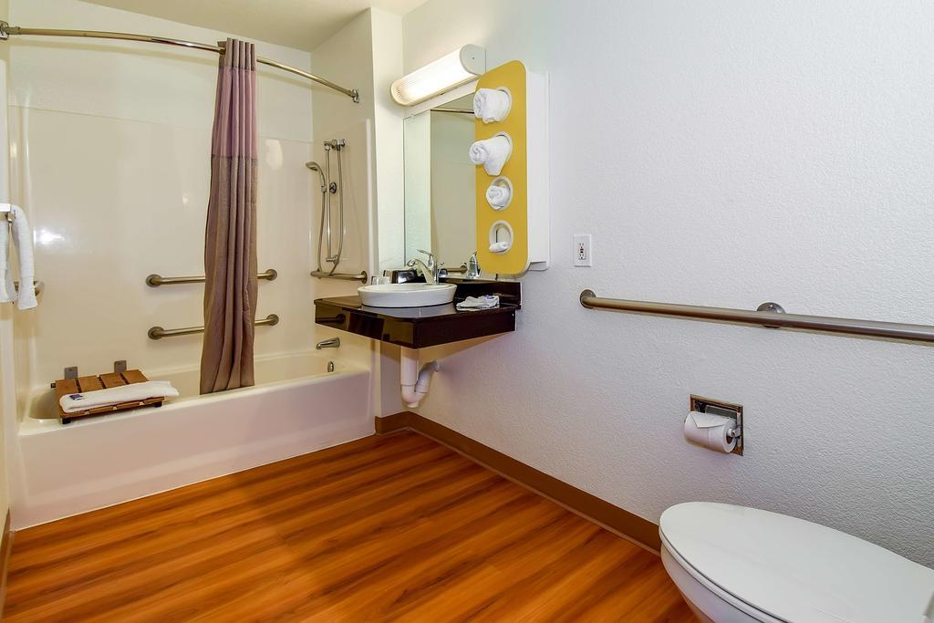 Queen Room - Disability Access - Smoking