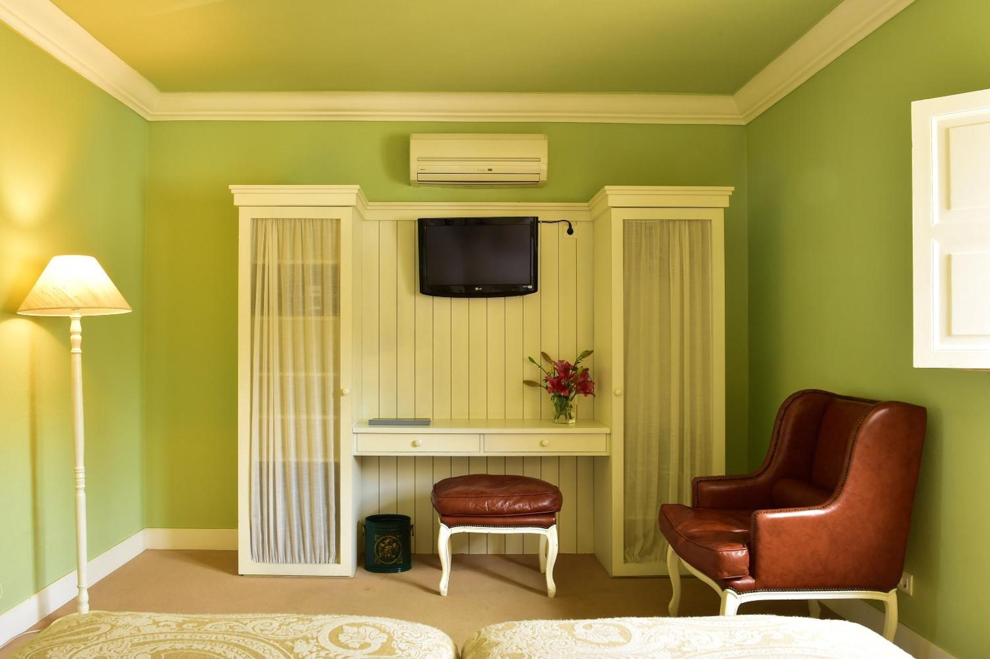 Quarto Clássico com Cama de Casal ou 2 de Solteiro