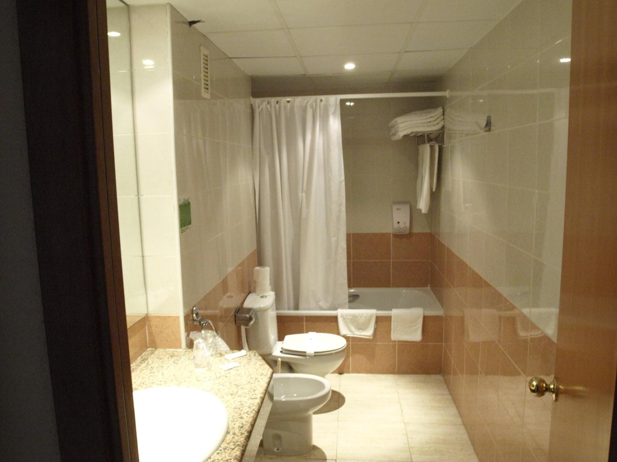 Habitación Triple con vistas a la piscina (2 adultos + 1 niño)
