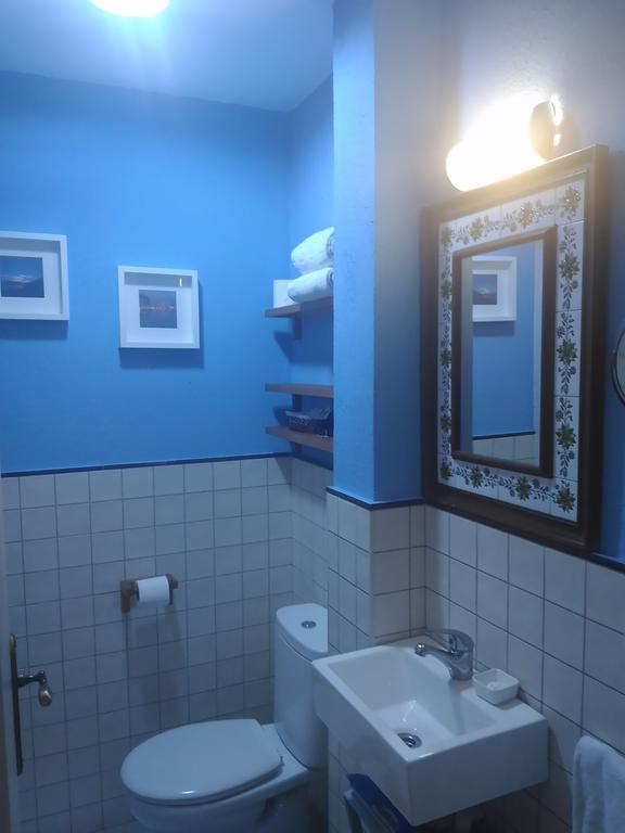 Habitación con cama extragrande y balcón