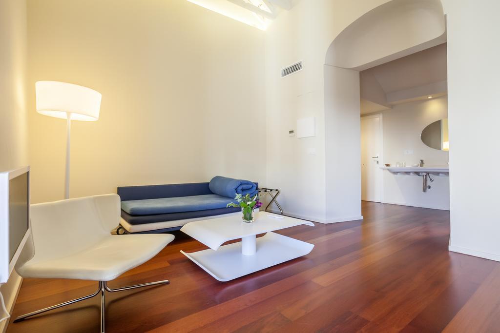 Suite with Street View