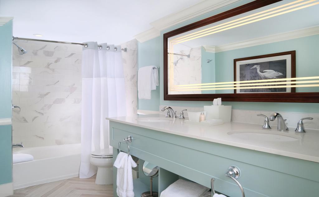 Zimmer mit Queensize-Bett und Poolblick