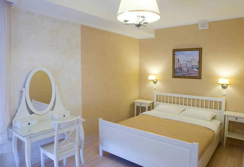 Zimmer mit Kingsize-Bett und Gartenblick.