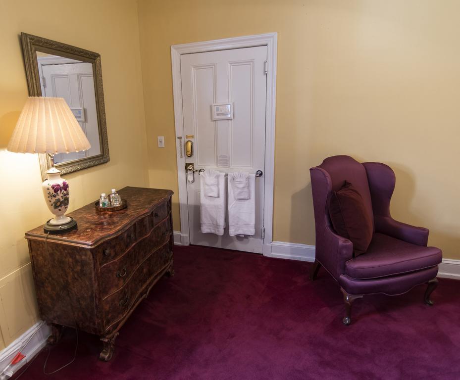 Kamer met Queensize Bed en Gedeelde Badkamer #1