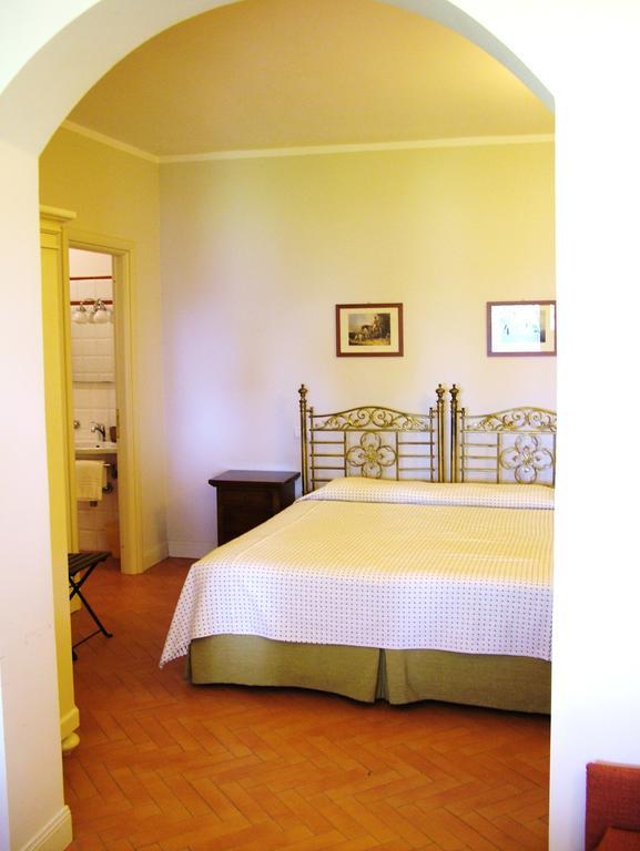 Executive Zimmer mit Kingsize-Bett, eingeschränktem Meerblick, Balkon, Zugang zur Lounge, Frühstück, Erfrischungen, Getränken am Abend sowie Canapés