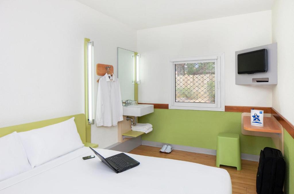 Kamer met Queensize Bed en Stapelbed