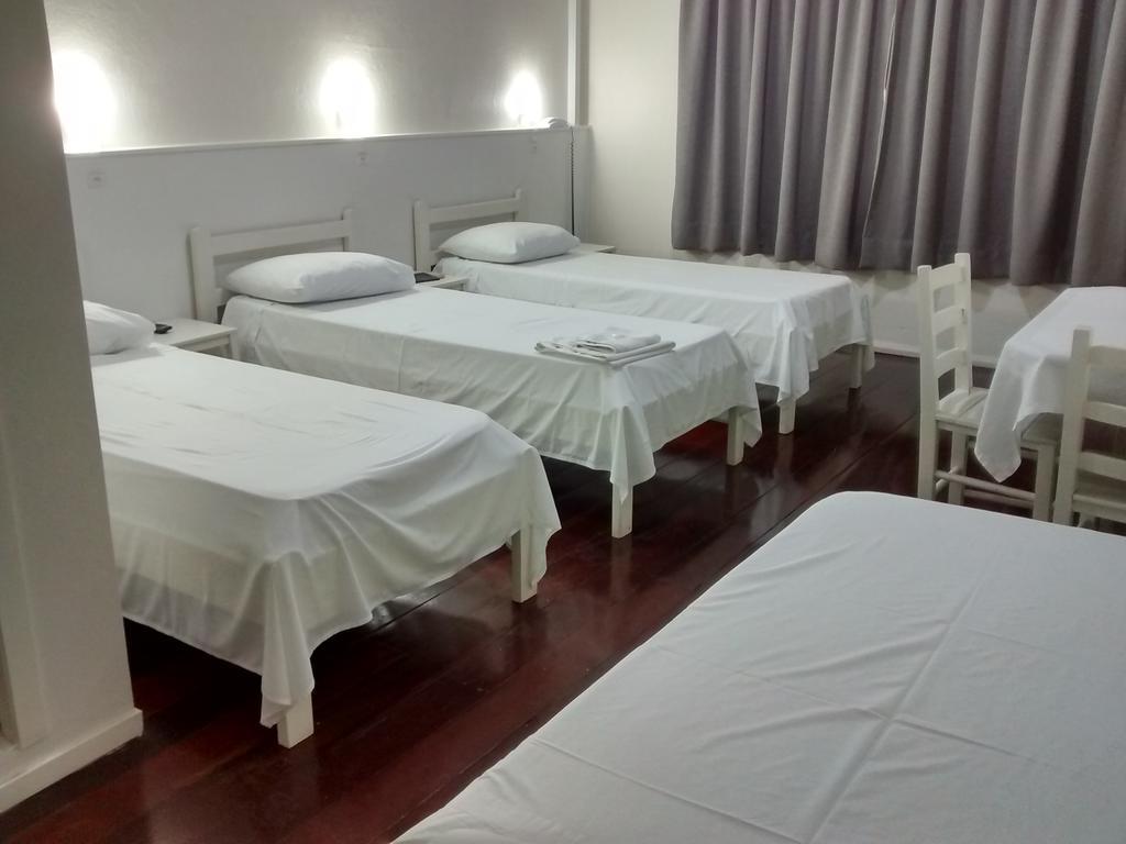 Quarto com 4 Camas de Solteiro