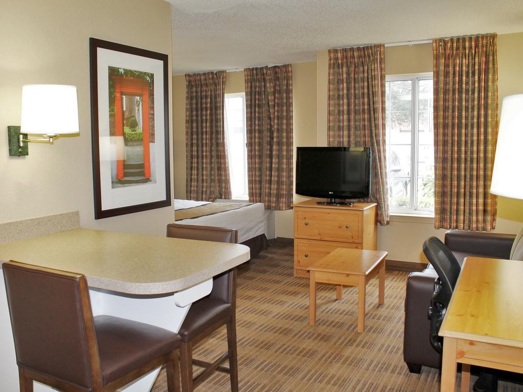Deluxe Studio with 1 King Bed - Non-Smoking