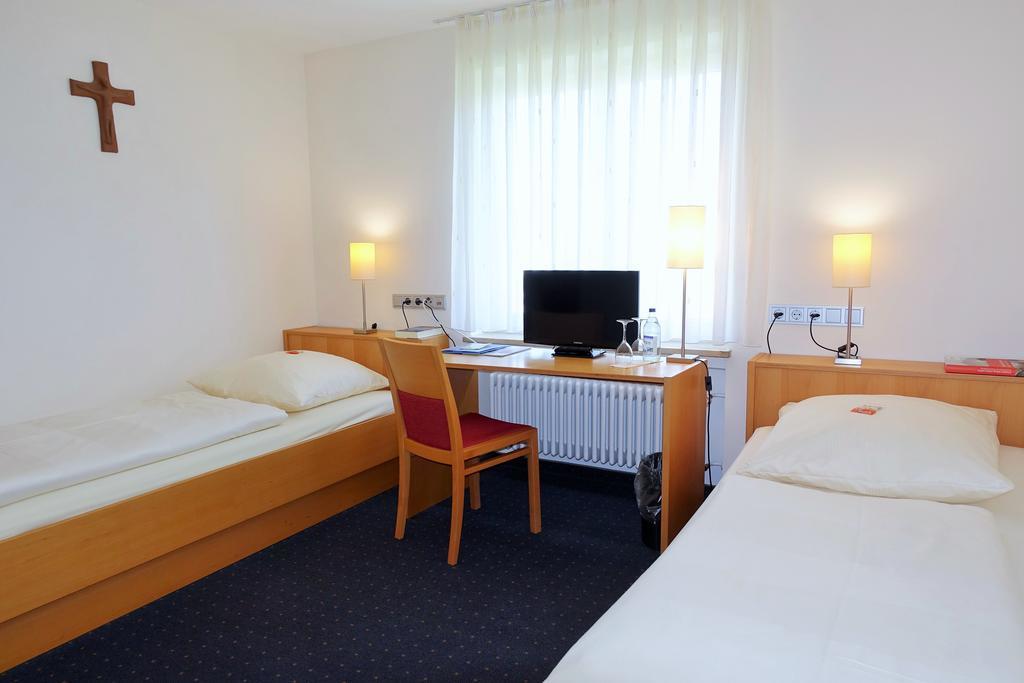 Zweibettzimmer mit Dusche