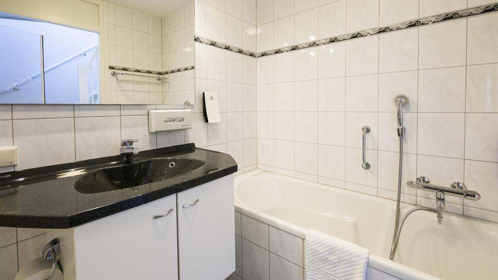 Tweepersoonskamer met 2 Aparte Bedden en Douche