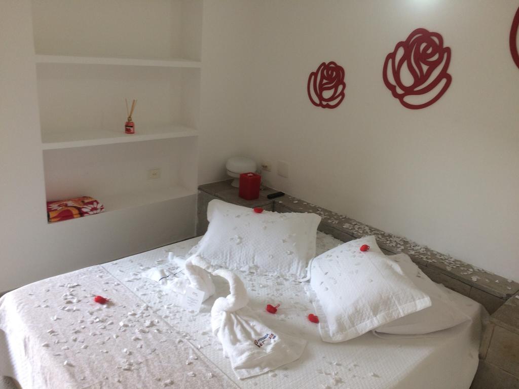 Suíte com Cama King-size e Vista da Piscina