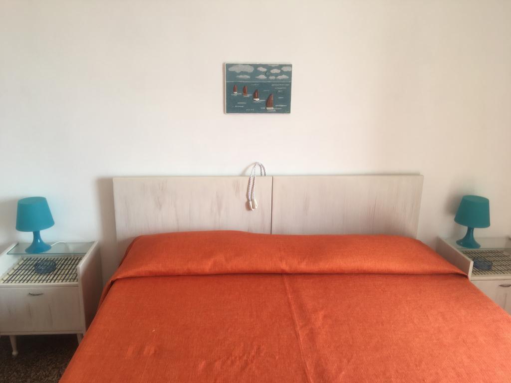 Camera Doppia con Letti Singoli e Bagno in Comune