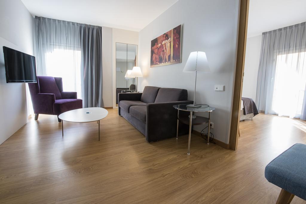 Family Room (2 Adults + 2 Children)