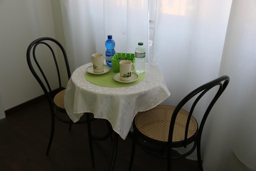 Kamer met Queensize Bed en Gedeelde Badkamer