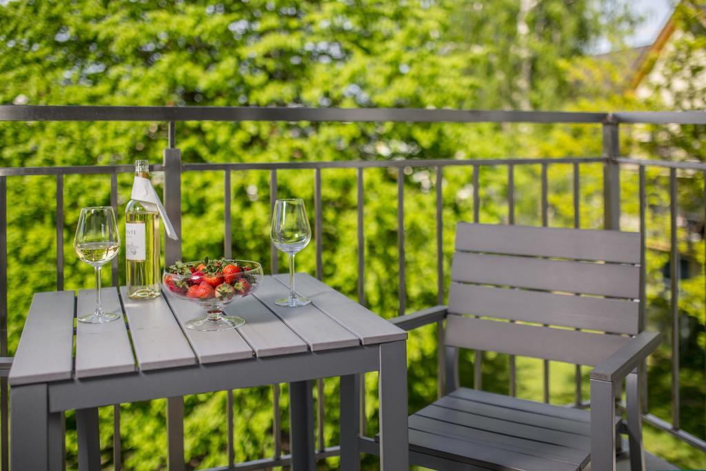 Zimmer mit Kingsize-Bett und Balkon
