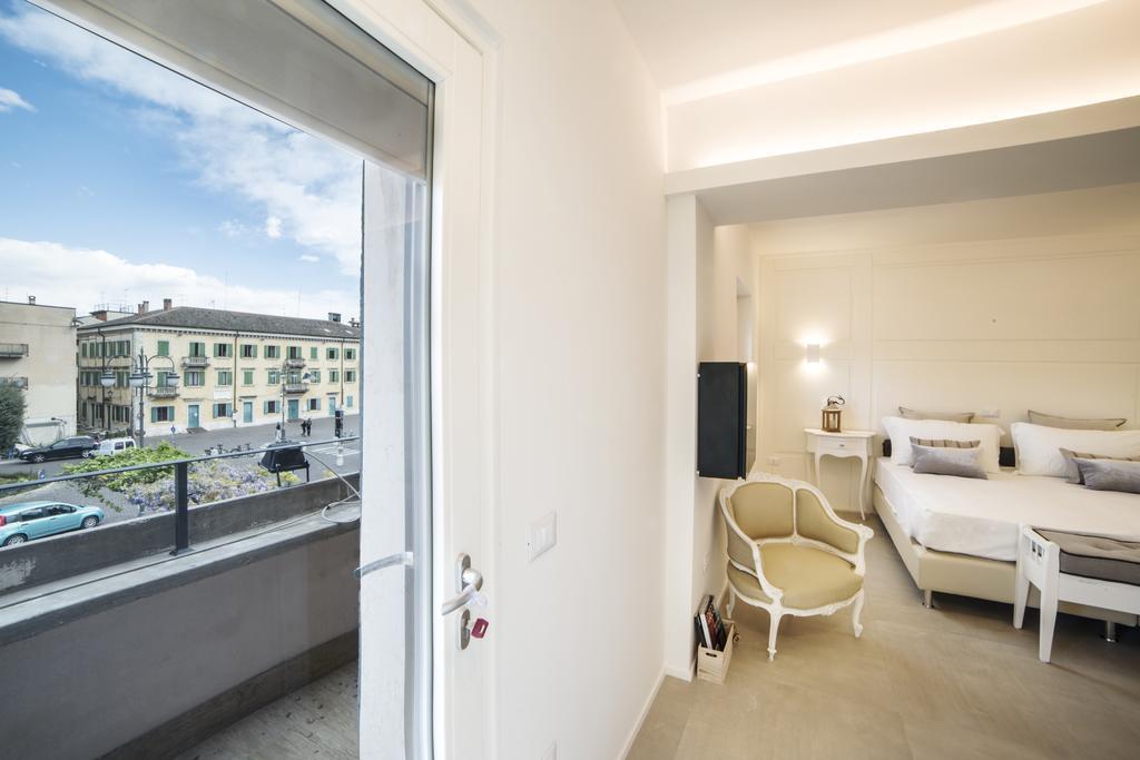 Double or Twin Room Balcony Partial Lake View,823301024:JPEG