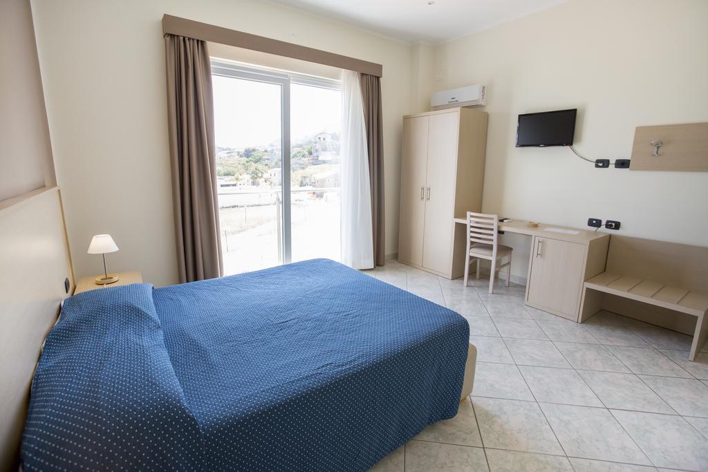 Classic Kamer met Balkon en Gedeeltelijk Uitzicht op Zee