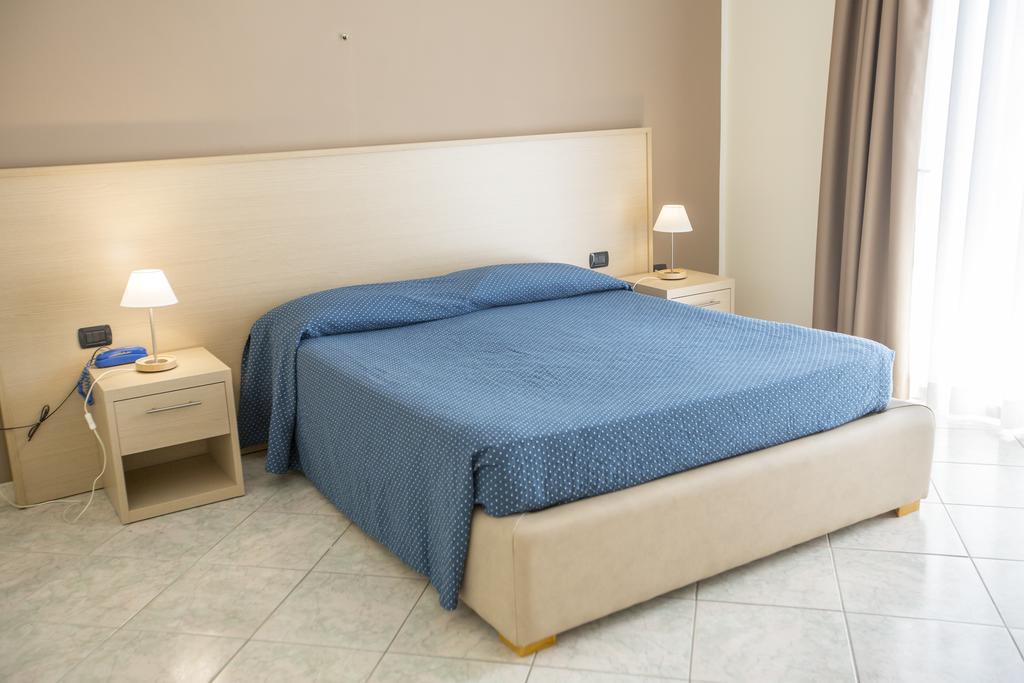 Kamer met balkon en uitzicht op het zwembad