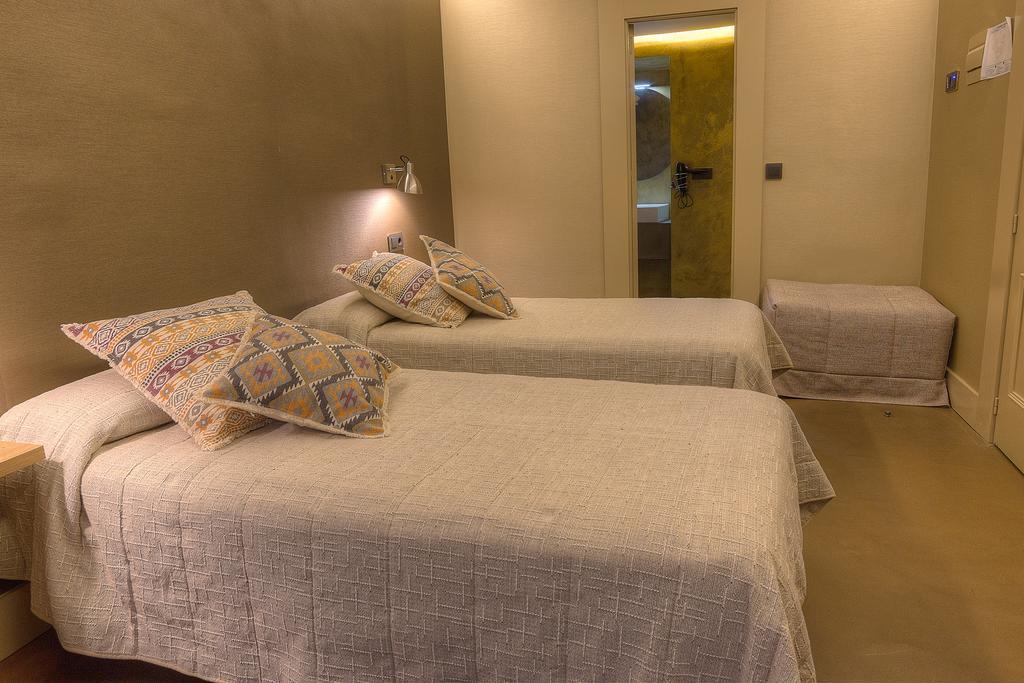 Tweepersoonskamer met 2 Aparte Bedden en een Extra Bed