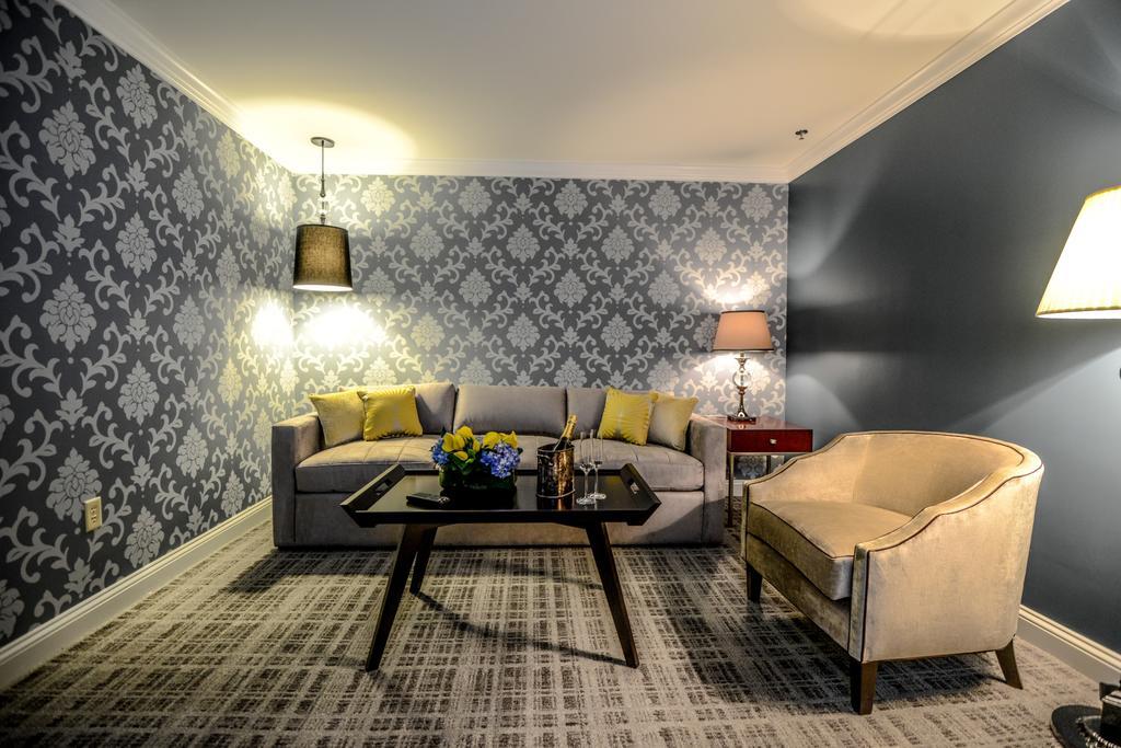 Suite con cama extragrande y sofá cama