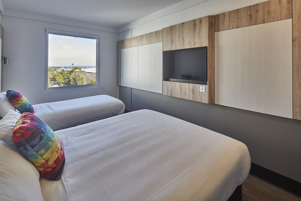 Quarto Triplo Clássico com 1 Cama Queen-size e 1 Cama de Solteiro