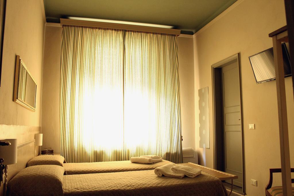 Tweepersoonskamer met 2 Aparte Bedden en Eigen Badkamer