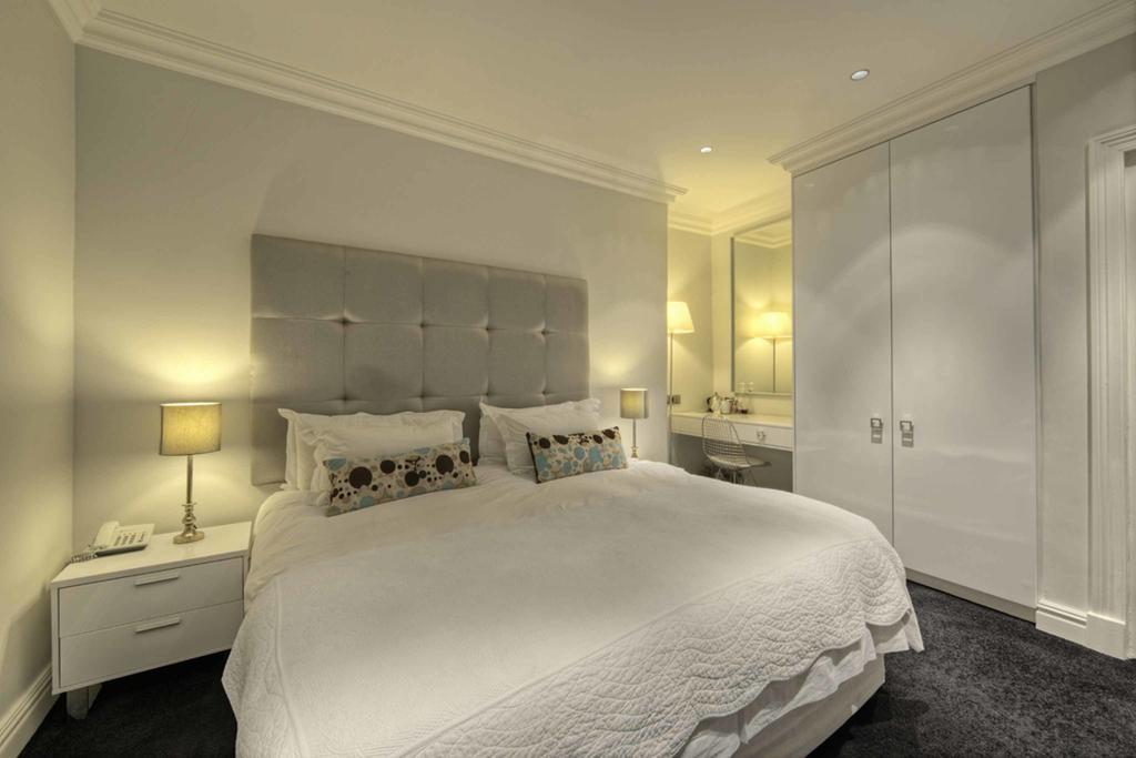Luxuriöses Zimmer mit Poolblick