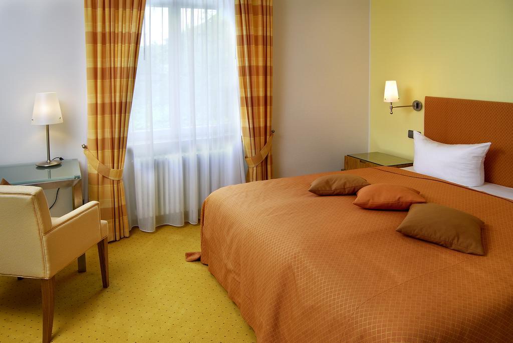 Doppel- oder Zweibettzimmer
