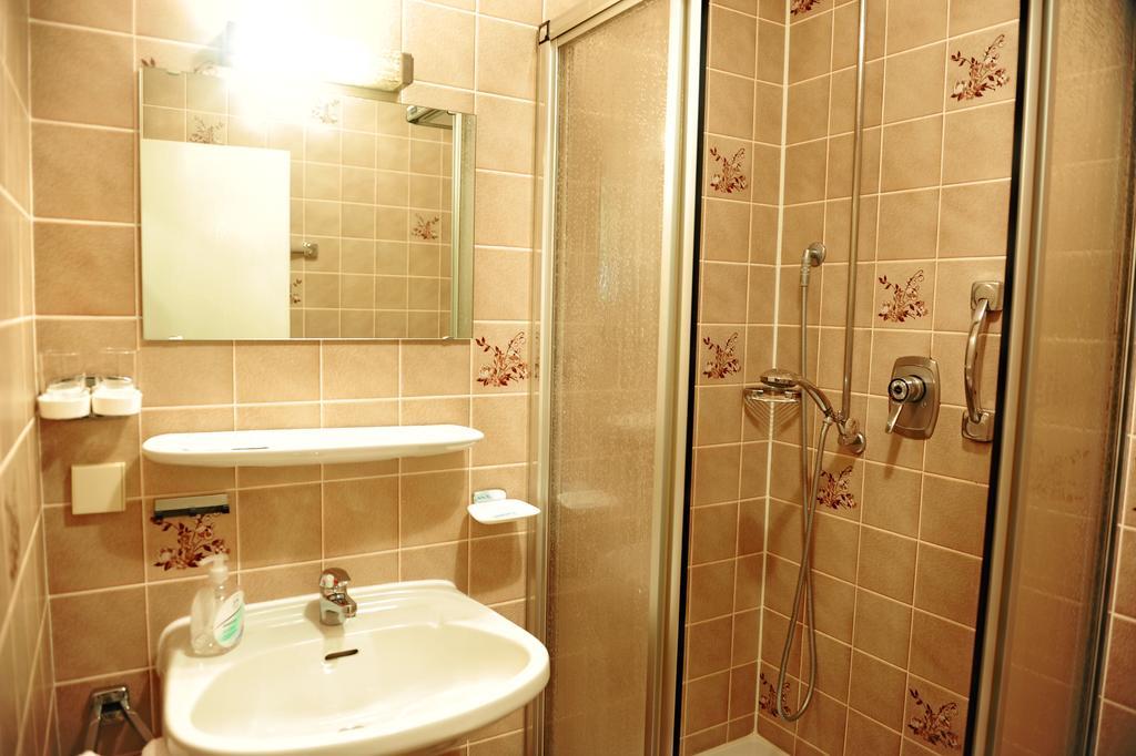 Budget Double Room,451472151:JPEG