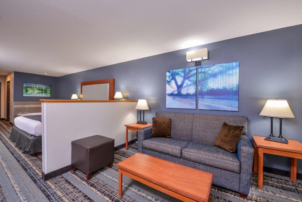 King Room with Soaker Tub