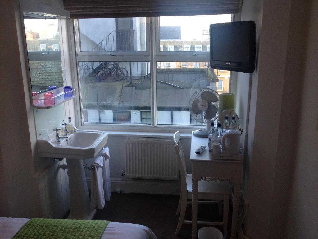 King Room with Bath Tub - Mobility Access